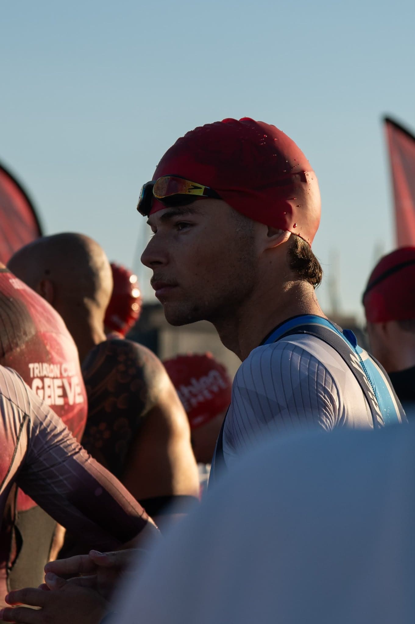 Portrait de l’athlète PureLAB en bonnet rouge avant un départ de triathlon